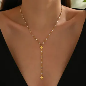 Collana girocollo dorata con perline in smalto bianco e ciondoli a croce, gioielli in acciaio