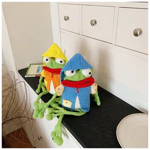 Vue détaillée du sac bandoulière mignon grenouille à grande bouche au crochet fait main.