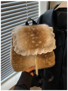 Zaino in peluche con stampa cerbiatto da donna, piccola borsa soffice con bordo in pizzo bianco.