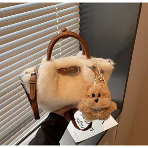Sac à bandoulière en peluche duveteuse pour femmes, sac à main d'hiver avec joli pendentif.