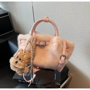 Sac à bandoulière en peluche rose pour femme, sac à main d'hiver douillet avec pendentif.