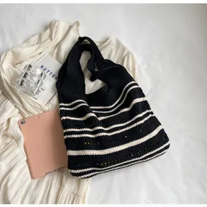 Bolso de hombro tejido a rayas en blanco y negro para mujer, gran capacidad diseño calado.