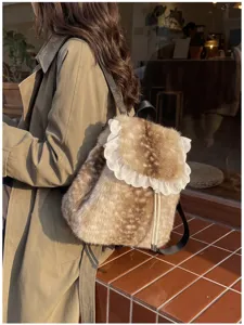 Zaino in morbido peluche da donna, grazioso motivo cervo, accessorio di moda autunnale.