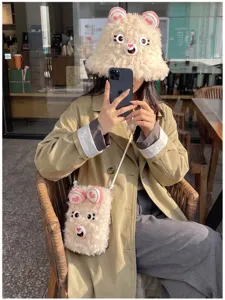 Set simpatico cappello e borsa a tracolla in peluche, morbidi accessori invernali soffici.