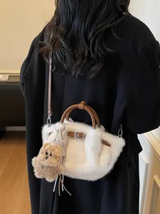 Sac à bandoulière en peluche d'hiver pour femme, sac à main en fausse fourrure avec un ourson.