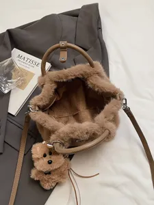 Sac à bandoulière chic en peluche marron pour femmes, sac d'hiver douillet en fausse fourrure