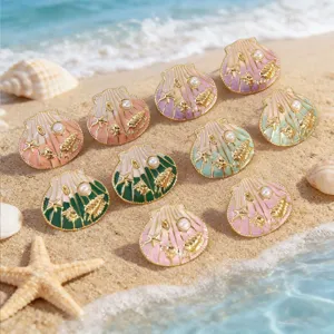 Dettaglio orecchini a conchiglia stile oceano, design spiaggia con stelle marine.