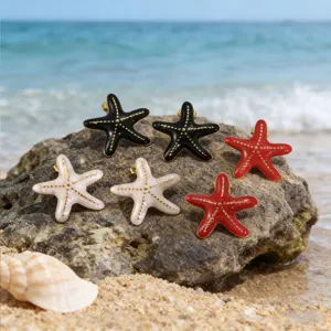 Primo piano di orecchini a stella marina su scogliera, elegante gioiello da spiaggia.