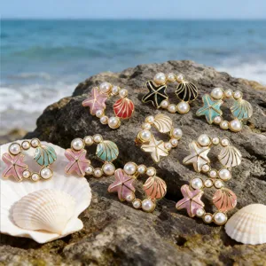 Orecchini a perno con conchiglia e stella marina stile spiaggia smalto perla dettagli.