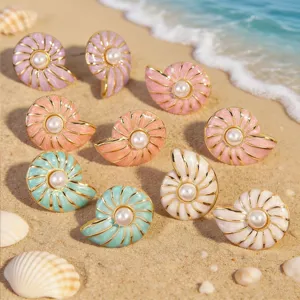 Orecchini perla conchiglia vista dettagliata, design smaltato colorato stile mare.