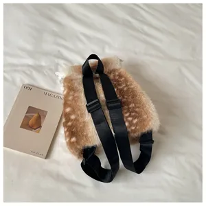 Dettaglio ravvicinato dello zainetto in peluche con stampa cervo da donna moda autunno.