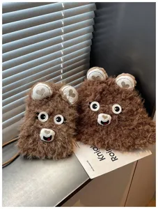 Borsa a tracolla in peluche orso cartone animato e cappello caldo invernale dettaglio.