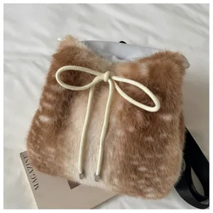 Zaino in peluche con stampa di cervo carina, borsa alla moda autunnale e invernale morbida.