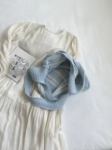 Bolso de hombro de punto a rayas casual con gran capacidad para un estilo diario elegante.