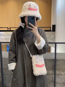 Set cappello e borsa a tracolla in peluche cartoon, accessori invernali caldi e morbidi.