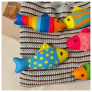 Carina borsa a spalla in maglia a righe colorate con adorabili pesci di peluche per vacanze al mare.
