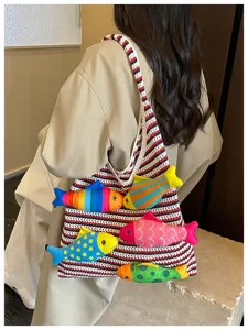 Vista di dettaglio di una borsa a spalla in maglia a righe colorate con simpatici pesci.
