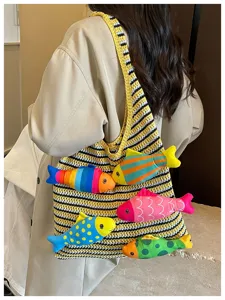 Borsa a tracolla in maglia con pesci di peluche colorati, borsa casual alla moda per donna.