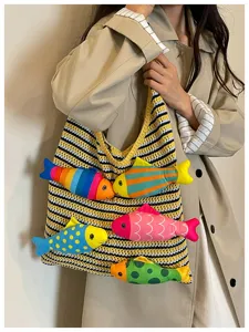 Borsa a tracolla in maglia a righe da donna con simpatici pesci di peluche colorati.
