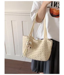 Sac à épaule creux tissé beige pour femmes, grand sac de plage d'été avec joli pendentif d'ours.