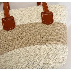 Vue détaillée du sac à bandoulière élégant en paille color-block, parfait pour l'été.