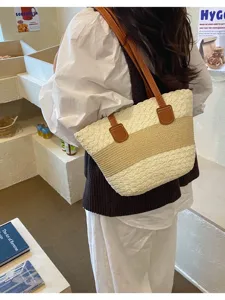 Détail de sac bandoulière en paille, design rayé élégant, parfait pour l'été et la plage.