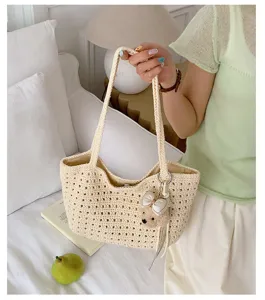 Vue détaillée du sac porté épaule d'été en crochet décontracté avec pendentif ours.