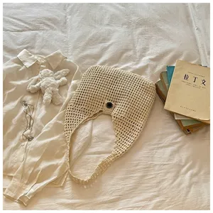 Borsa a tracolla in crochet beige traforata ed elegante, borsa estiva casual per spiaggia e vacanze.