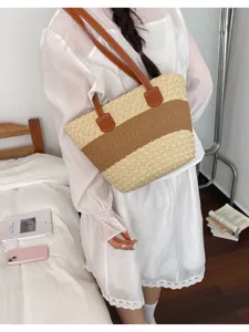 Grand sac cabas bandoulière en paille tissée pour les vacances d'été à la plage et les voyages.