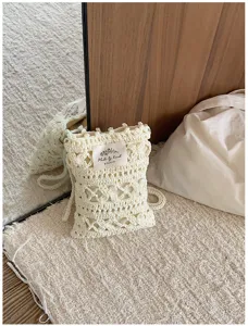 Sac bandoulière crochet écru, petit sac téléphone ajouré style bohème pour femmes.