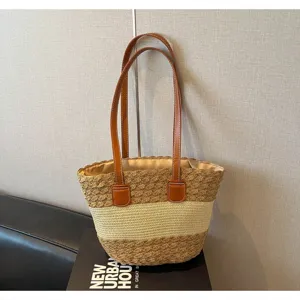 Grand sac cabas tressé en paille avec poignées en cuir pour vacances plage été.