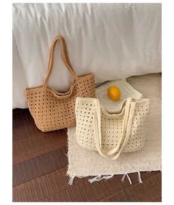 Vue détaillée du sac porté épaule en crochet décontracté avec design ajouré et style vacances.