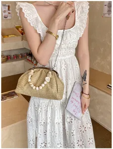 Sac coquillage en paille tressée avec poignée de perles, style vacances plage pour femme.