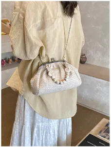 Sac bandoulière coquillage tressé avec poignée perlée, élégant sac de paille de plage.