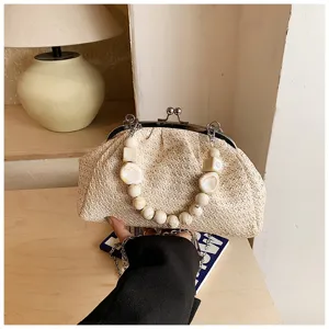 Pochette en paille tisse avec poignee de perles et chaine en metal pour femmes plage