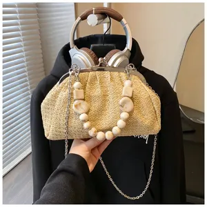 Sac bandoulière coquillage en paille tissée avec poignée de perles et chaîne plage