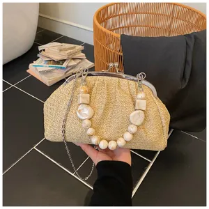 Sac bandoulière en paille tressée avec poignée de perles élégante et chaîne pour la plage.