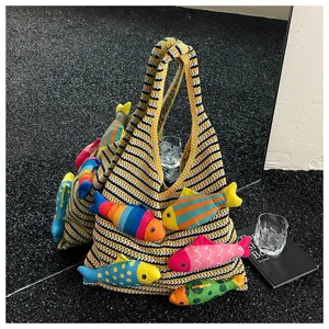 Vista dettagliata di una borsa a spacco in maglia con pesci colorati e design a righe alla moda.