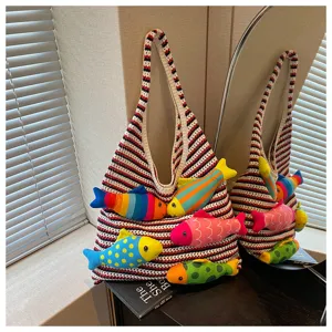 Borsa a spalla in maglia a righe colorate con simpatici ciondoli di pesci per la spiaggia.