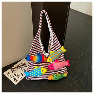 Vista dettagliata della borsa a spalla in maglia colorata con simpatici pesci fatti a mano.