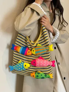 Graziosa borsa a spalla in maglia a righe con ciondoli di pesce colorati, borsa da mare.