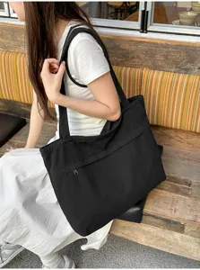 Borsa a tracolla nera in tela da donna, grande shopper capiente per lavoro e tempo libero.