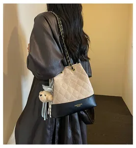 Women quilted bucket bag with chain strap, stylish shoulder bag for autumn and winter commuting.