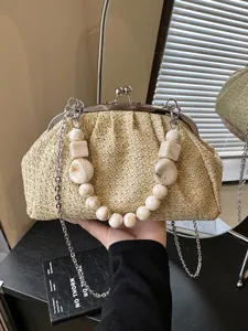 Sac à bandoulière coquillage tissé avec poignée perlée et chaîne en métal pour femmes.