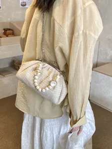 Sac bandoulière en paille tissée avec poignée de perles, pochette chic pour femmes.