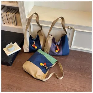 Detail van vintage kleurenblok canvas tote tas met schattige hanger voor dagelijks gebruik.