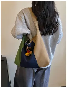 Gedetailleerd overzicht van canvas shopper met kleublokken, casual tas met leuke hangers.