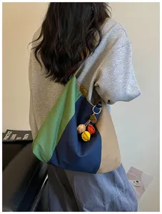 Gedetailleerd overzicht van de retro kleurenblok canvas tote tas met stiksels en band.