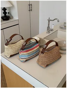 Sac à épaule en paille décontracté avec poignée en cuir, idéal pour les vacances.