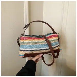 Sac bandoulière en paille tissée colorée avec bordure en cuir marron, vue détaillée du produit.